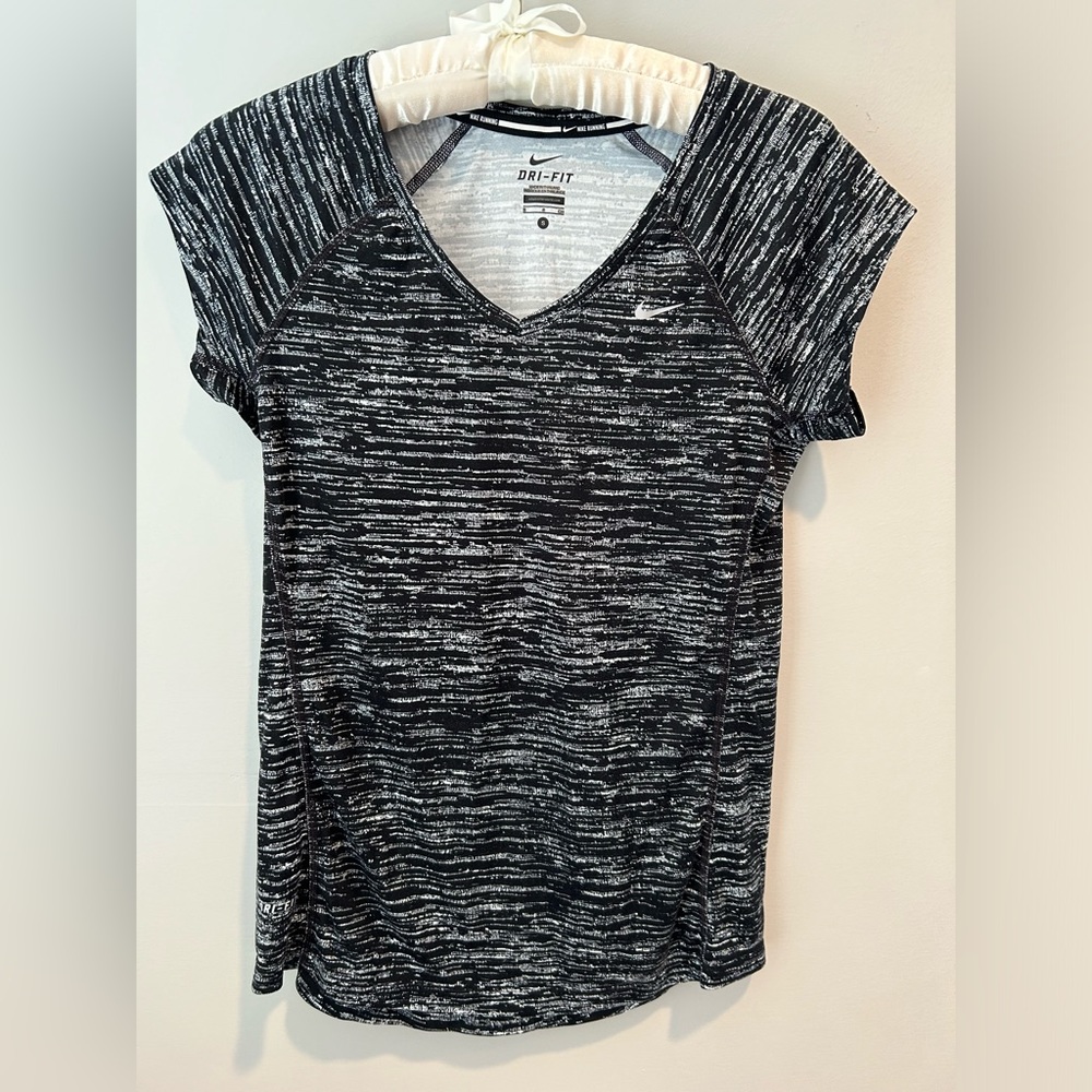 NIKE dri-fit short sleeve athletic top in black. Size small. EUC.